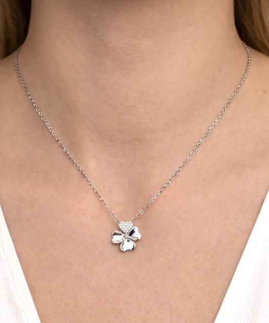 Hopeinen ketju zirkoniriipuksella