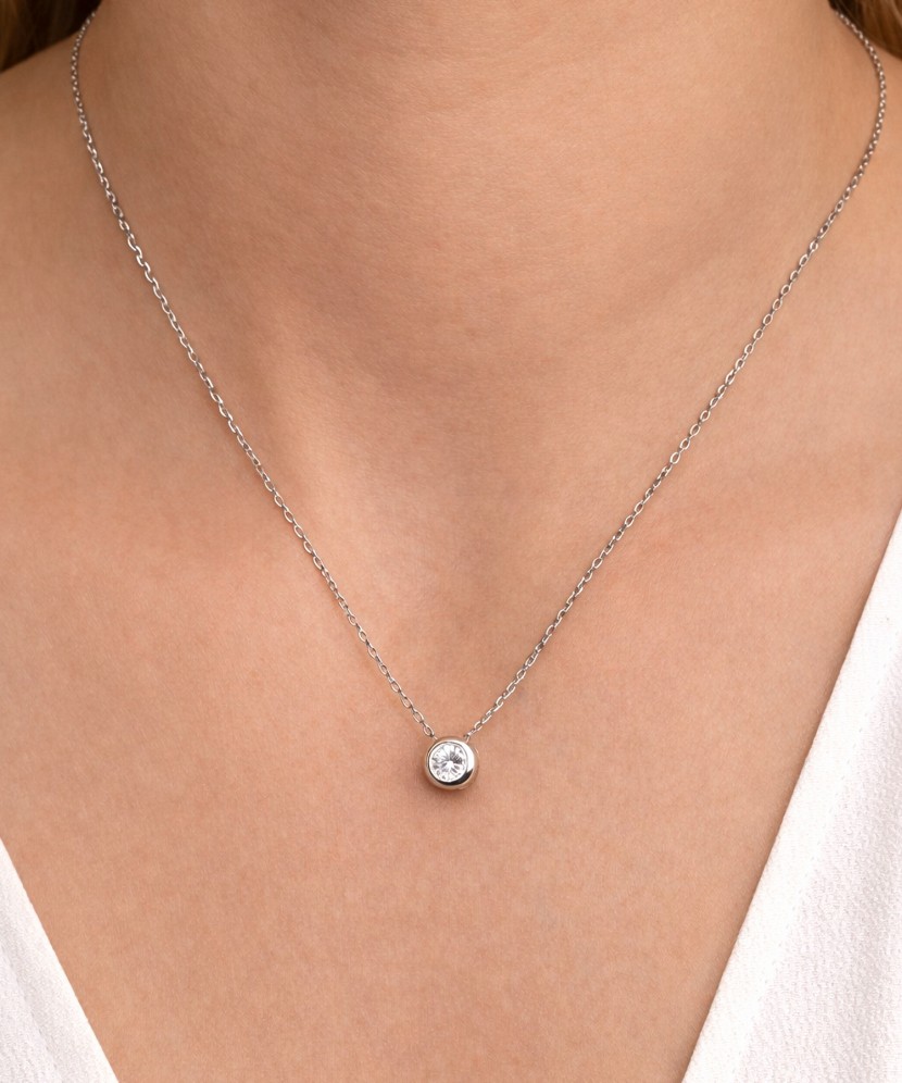 Hopeinen ketju zirkoniriipuksella