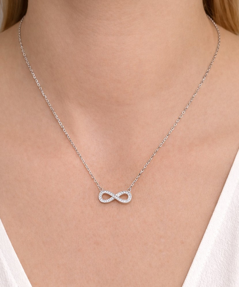 Hopeinen ketju zirkoniriipuksella