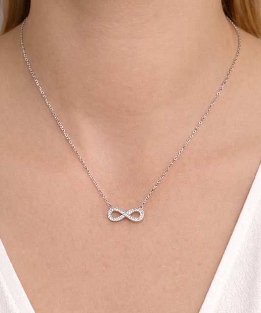 Hopeinen ketju zirkoniriipuksella