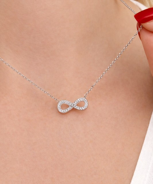 Hopeinen ketju zirkoniriipuksella