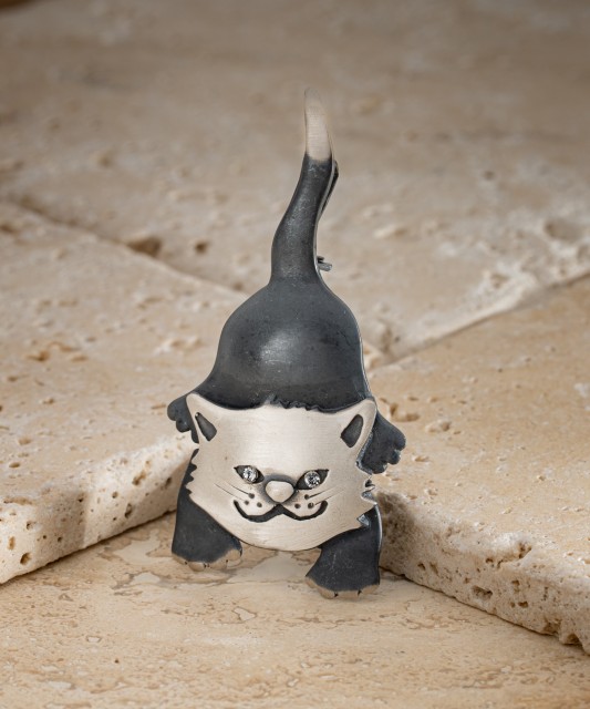 Hopeinen rintaneula kristalleilla "Kissa"