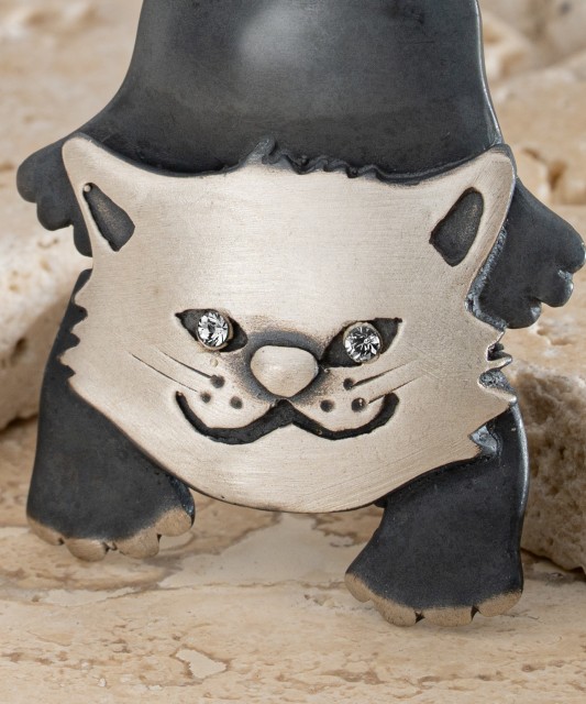 Hopeinen rintaneula kristalleilla "Kissa"