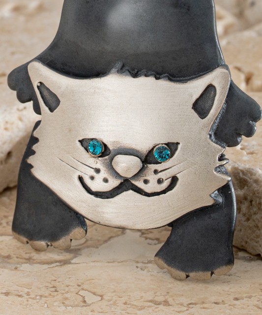 Hopeinen rintaneula kristalleilla "Kissa"