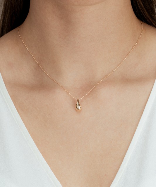 Yellow gold chain with pendant