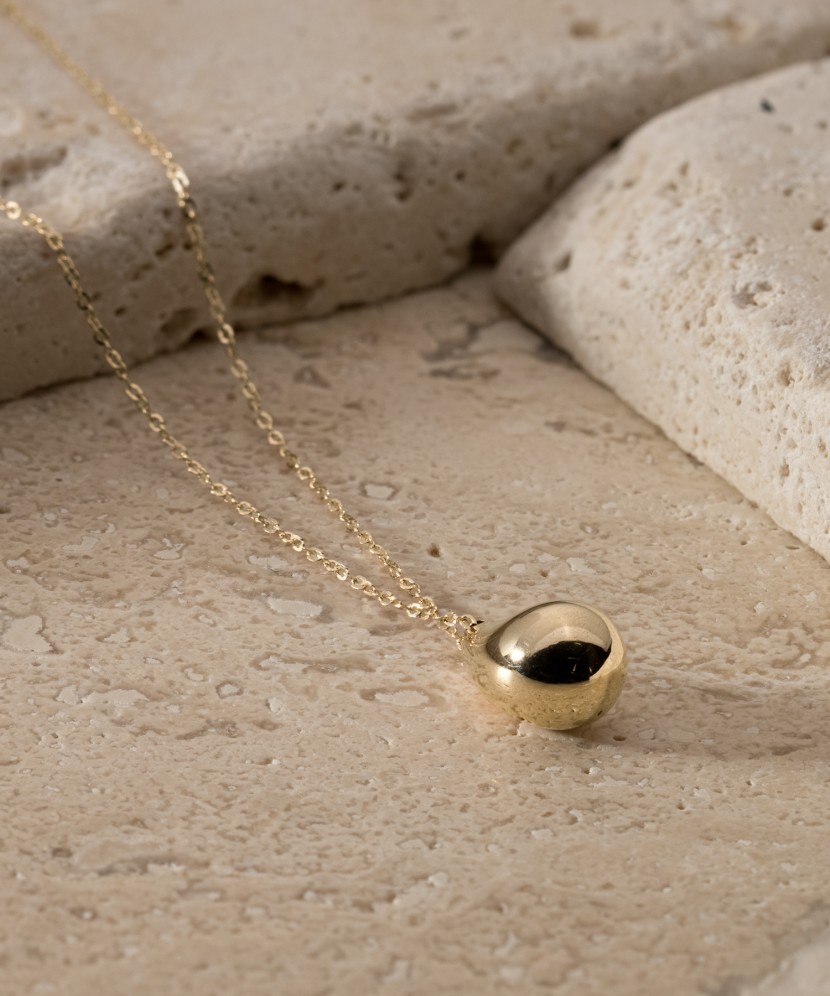 Yellow gold chain with pendant