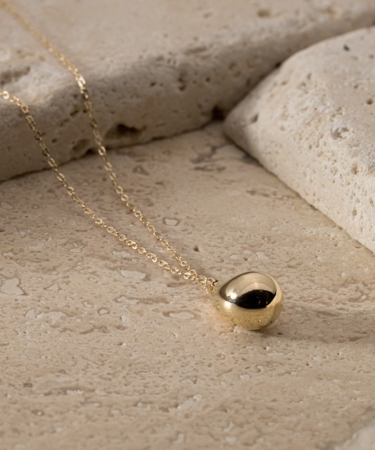 Yellow gold chain with pendant