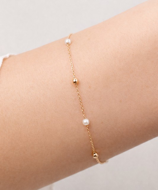 Gold bracelet with pearls