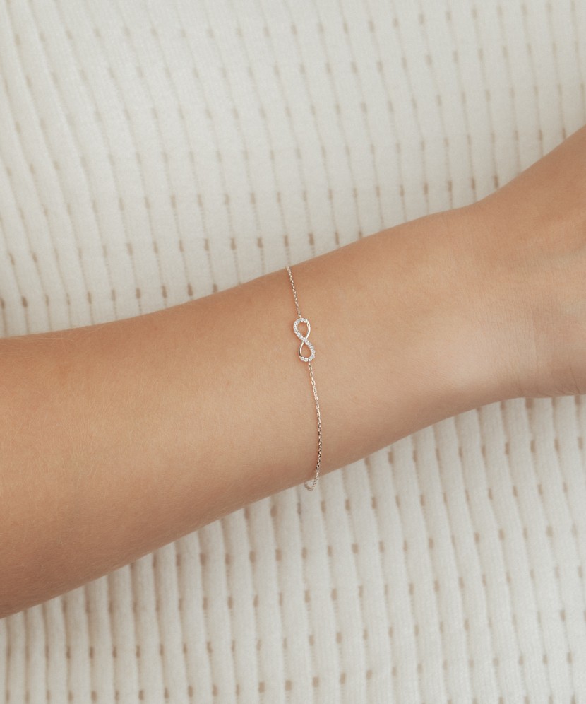 Valkokultainen rannekoru zirkoneilla "Infinity"