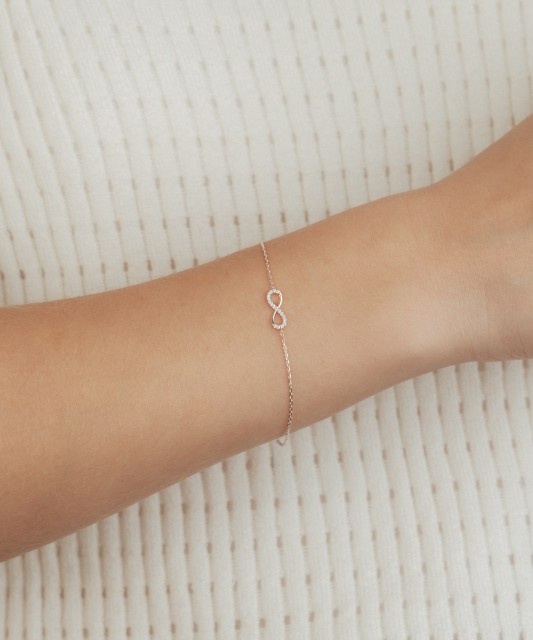 Valkokultainen rannekoru zirkoneilla "Infinity"