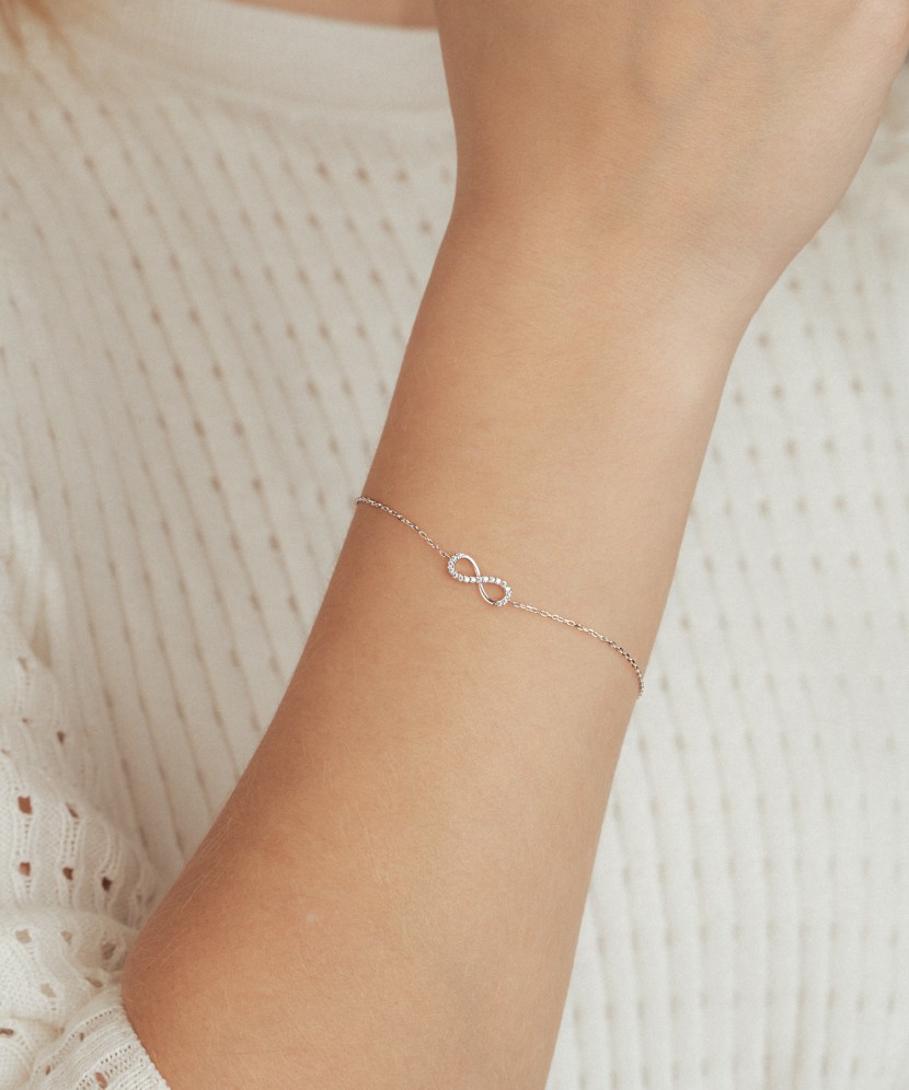 Valkokultainen rannekoru zirkoneilla "Infinity"