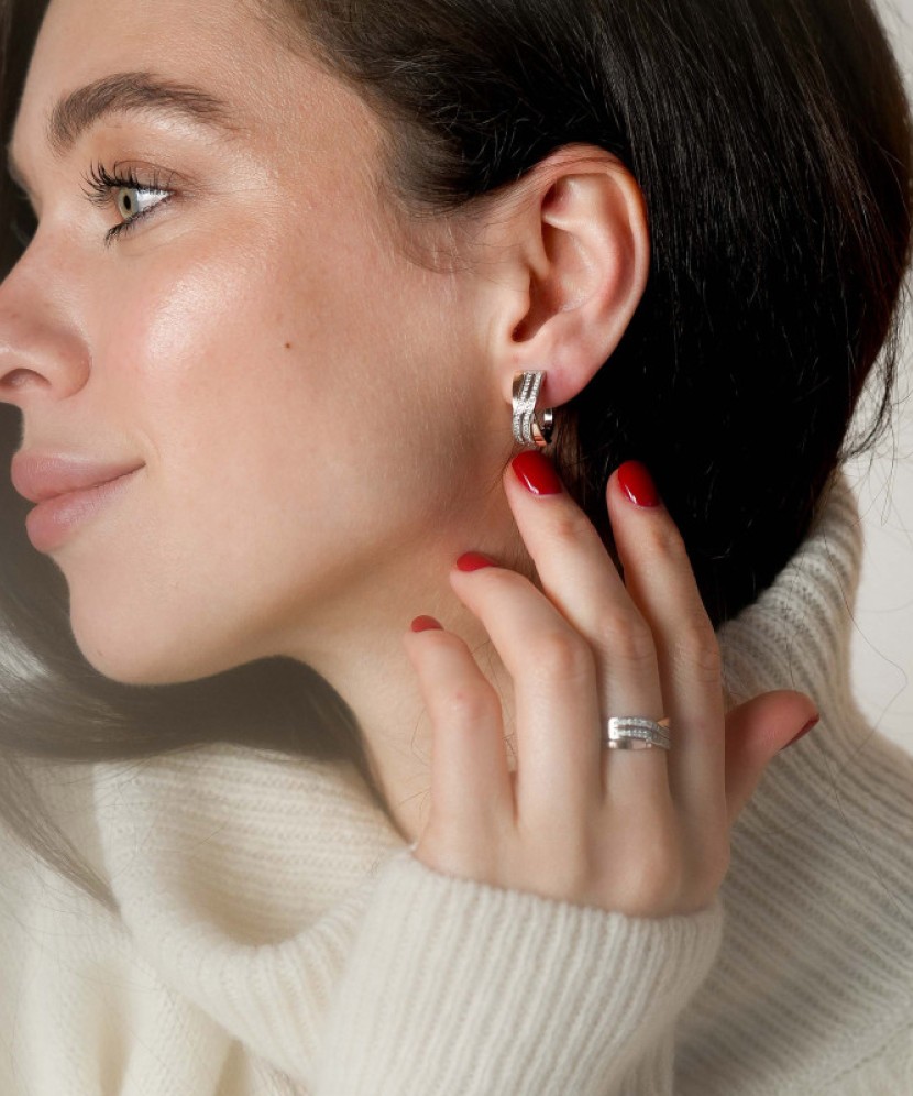 Hopeiset korvakorut peittää kullalla zirkoneilla