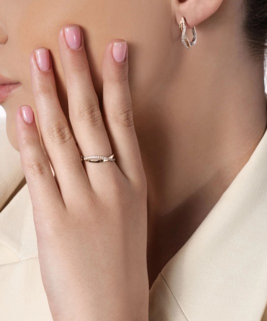 Hopeiset korvakorut peittää kullalla zirkoneilla