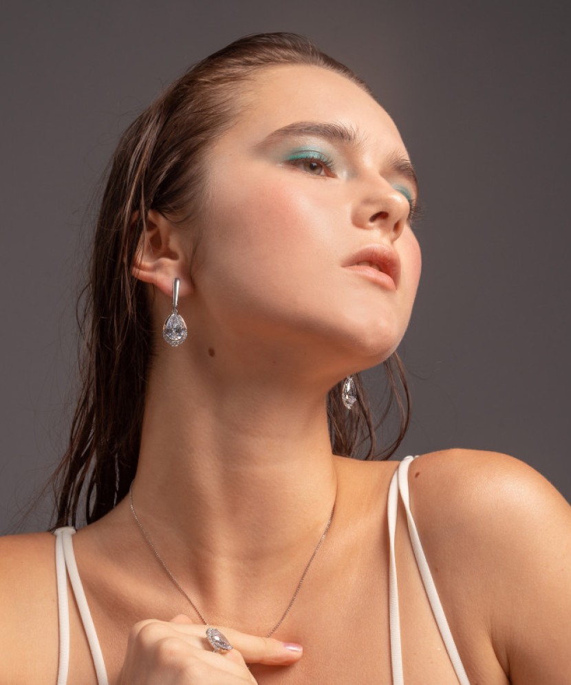 Hopeiset korvakorut peittää kullalla zirkoneilla