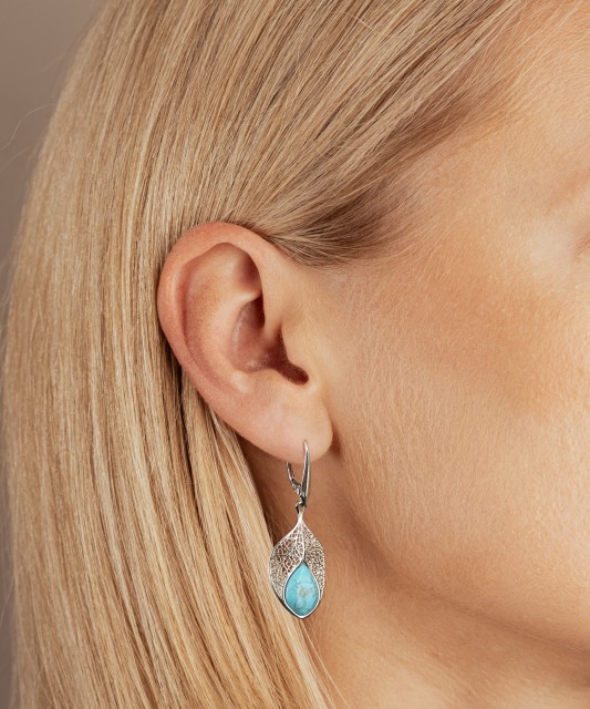 Hopeiset korvakorut turkoosilla