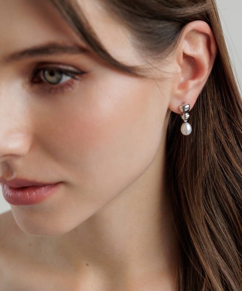 Hopeiset korvakorut helmillä