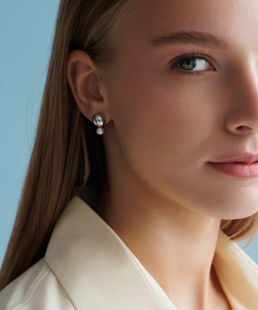 Hopeiset korvakorut helmillä