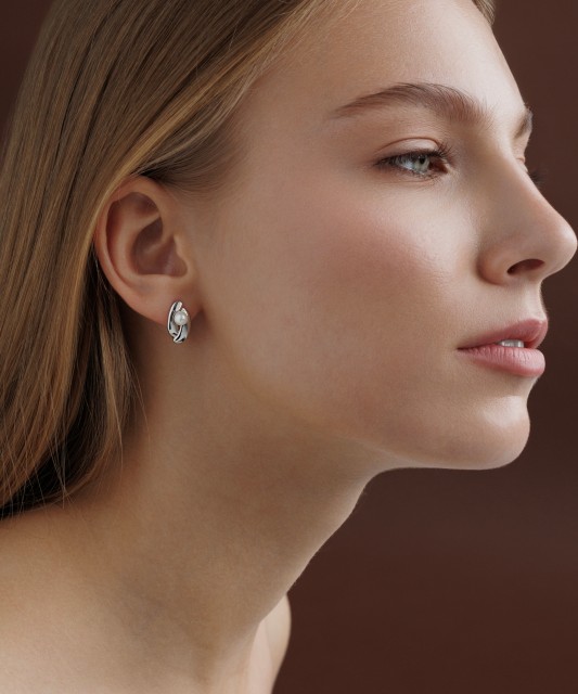 Hopeiset korvakorut helmillä