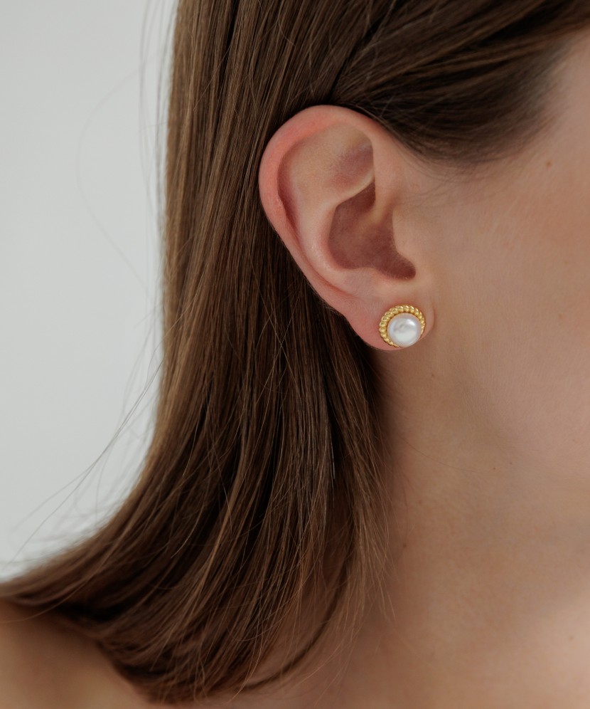 Kultaahopeiset korvakorut helmillä