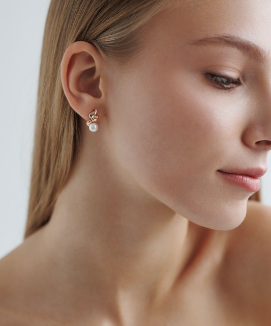 Kultaahopeiset korvakorut helmillä