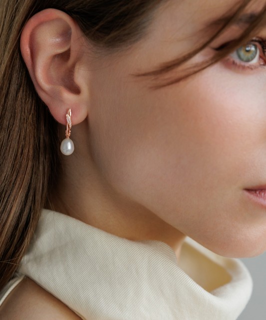 Kultaahopeiset korvakorut helmillä ja zirkoneilla