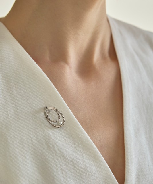 Hopeinen rintaneula helmelläja zirkonia