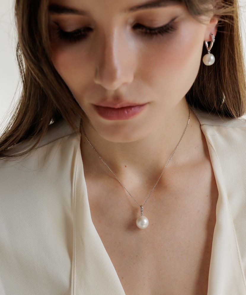 Hopeinen riipus Edison-helmellä ja zirkonilla