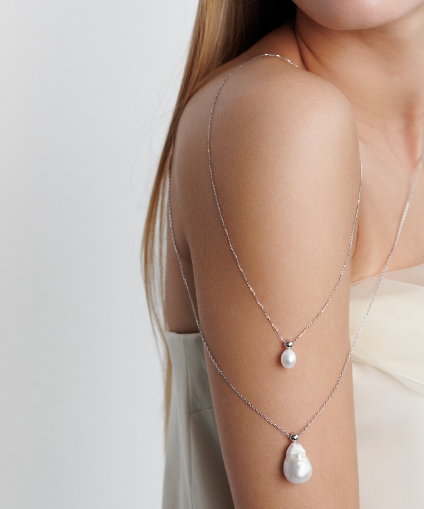 Hopeinen ketju helmiriipuksella