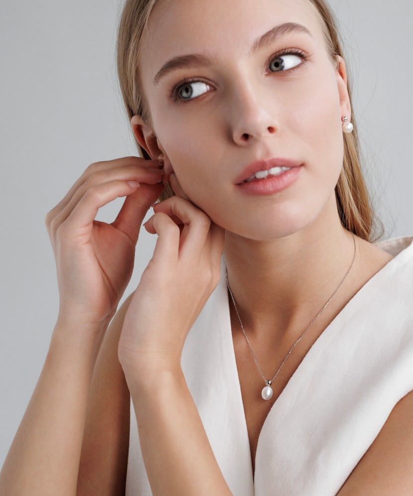 Sterling silver chain with pearl pendant