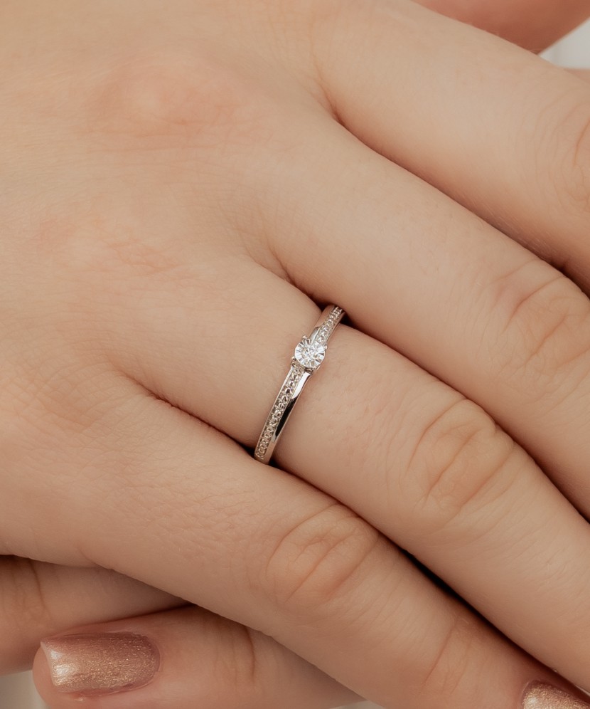 Valkokultainen sormus timanteilla