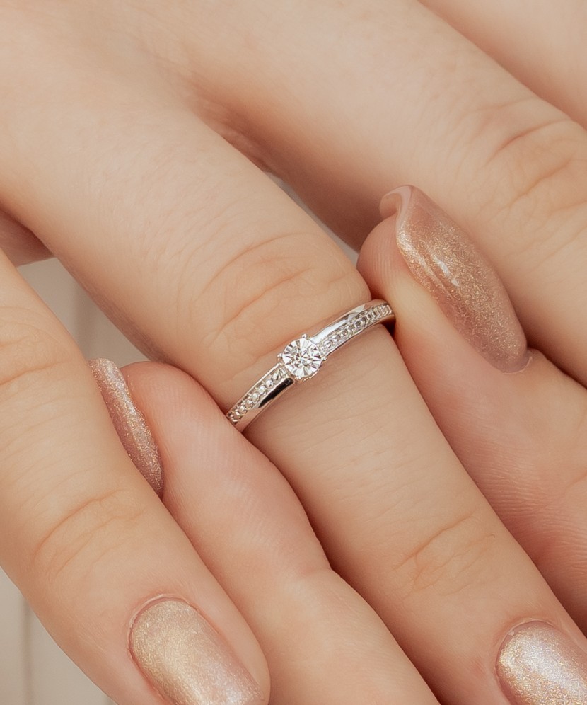 Valkokultainen sormus timanteilla