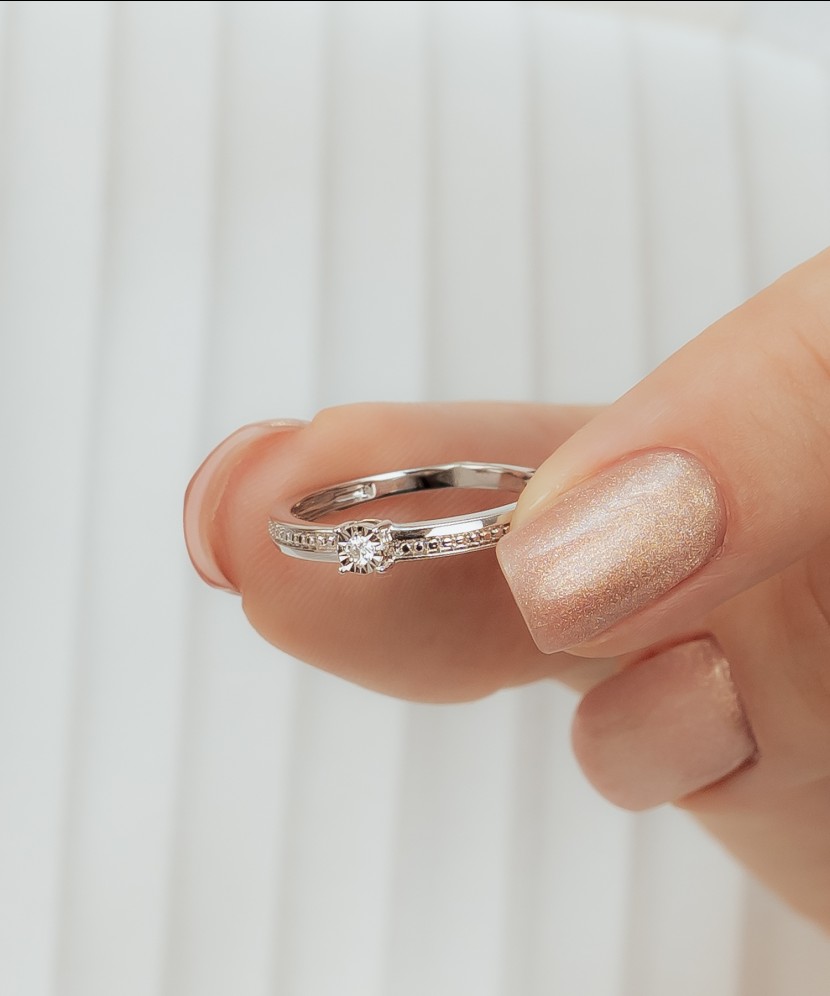 Valkokultainen sormus timanteilla