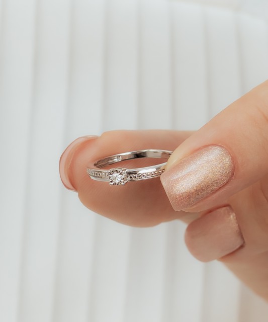 Valkokultainen sormus timanteilla