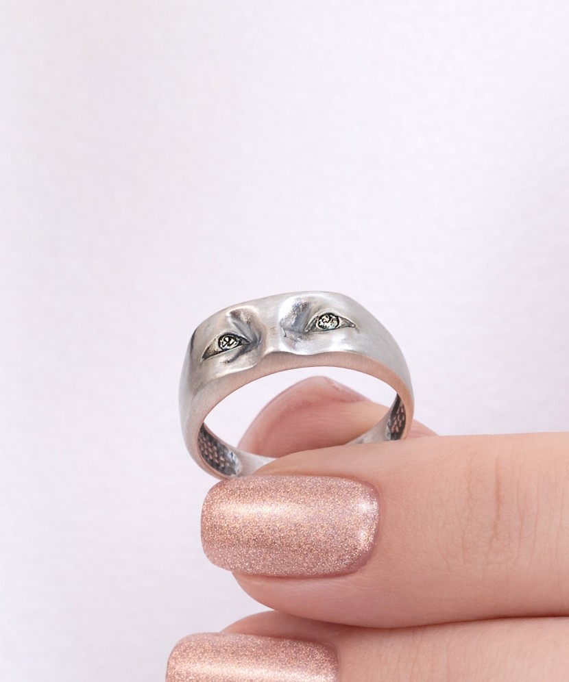 Sterling silver ring with zircons