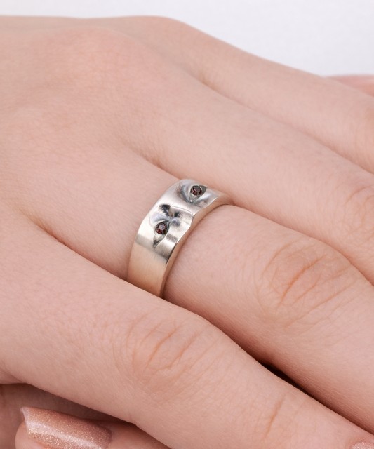 Hopeinen sormus kristalleilla