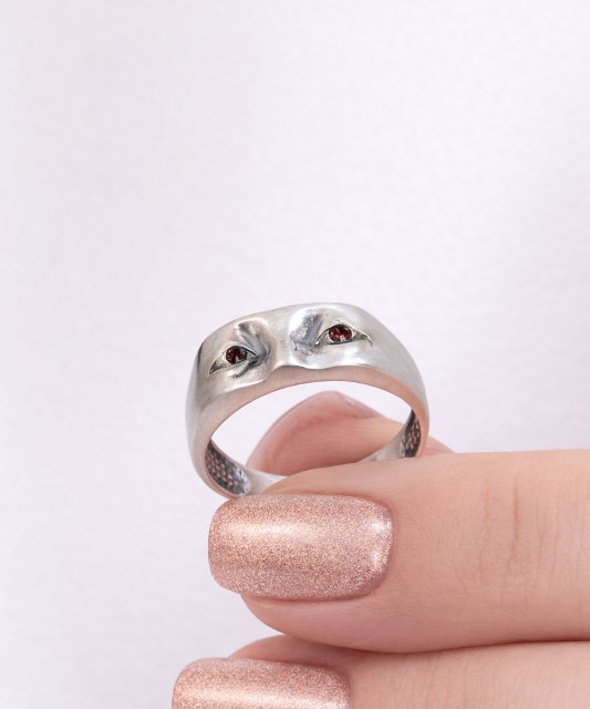 Hopeinen sormus kristalleilla