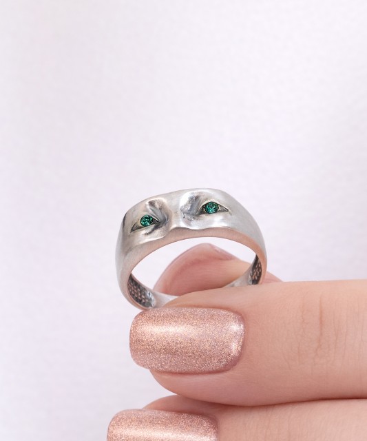 Hopeinen sormus kristalleilla