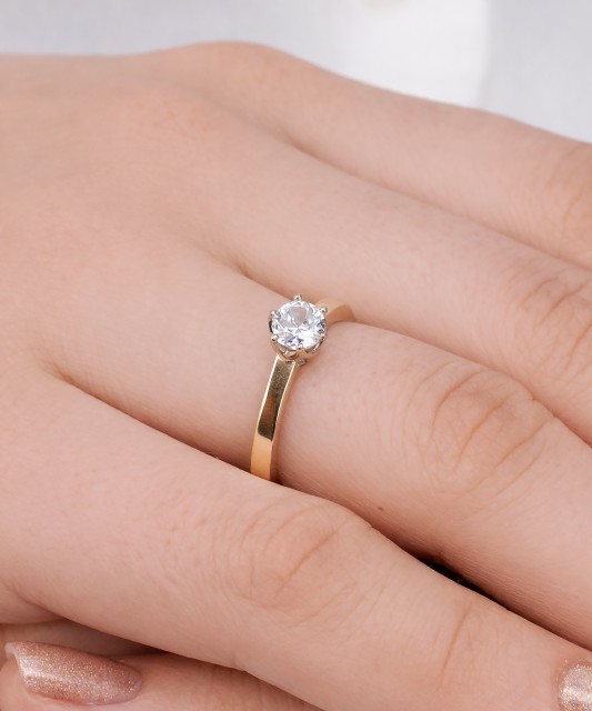 Hopeasormus kullalla peitetty zirkoneilla