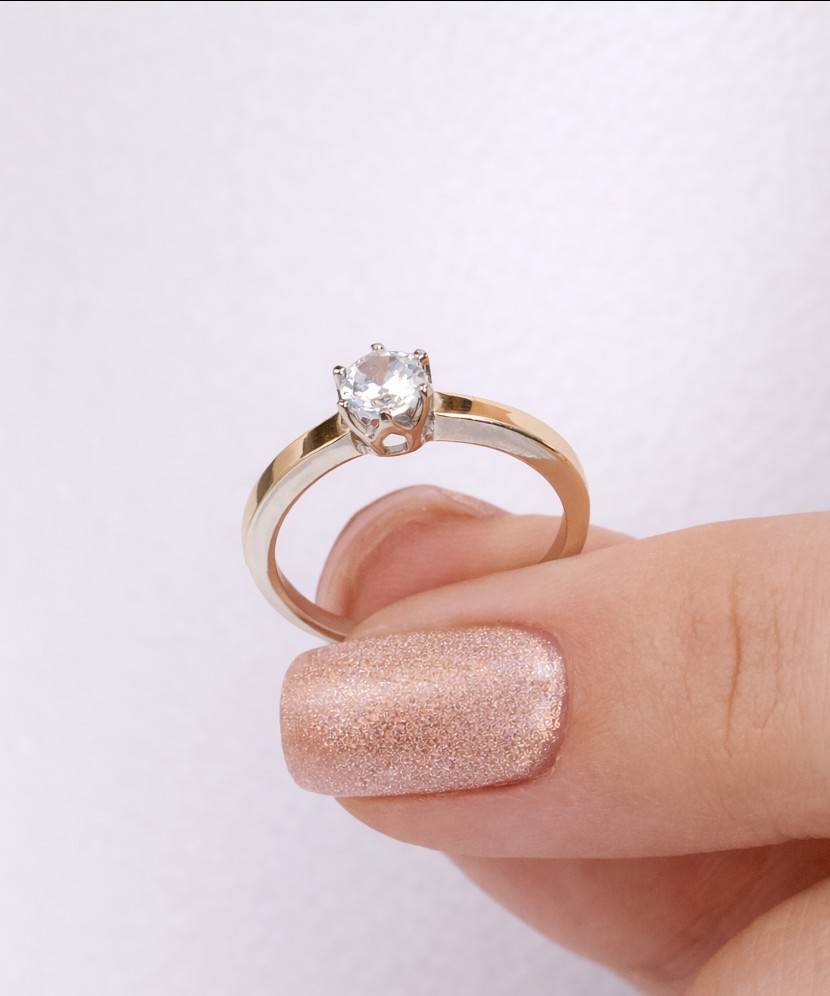 Hopeasormus kullalla peitetty zirkoneilla
