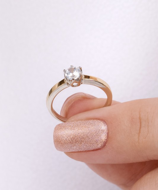 Hopeasormus kullalla peitetty zirkoneilla