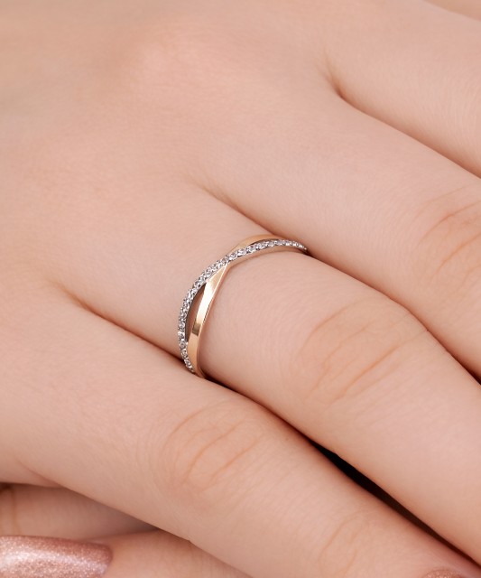 Hopeasormus kullalla peitetty zirkoneilla