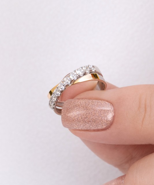 Hopeasormus kullalla peitetty zirkoneilla