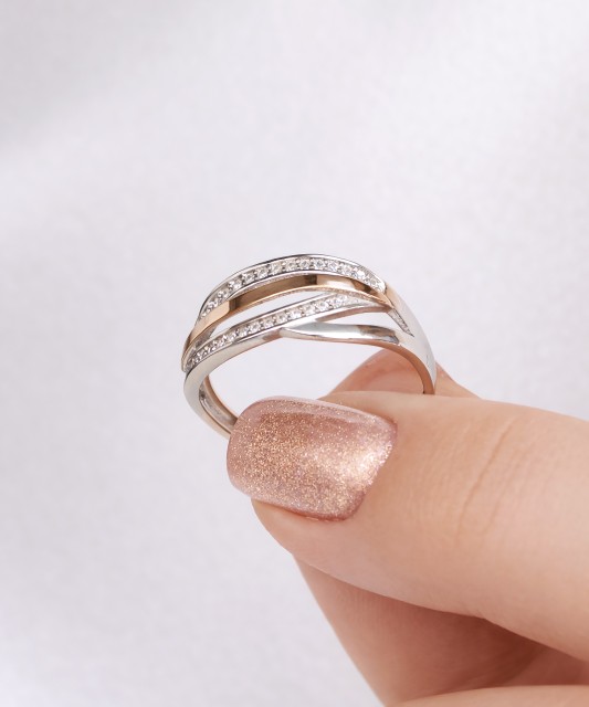 Hopeasormus kullalla peitetty zirkoneilla