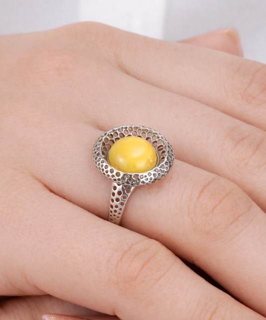 Hopeasormus meripihkalla