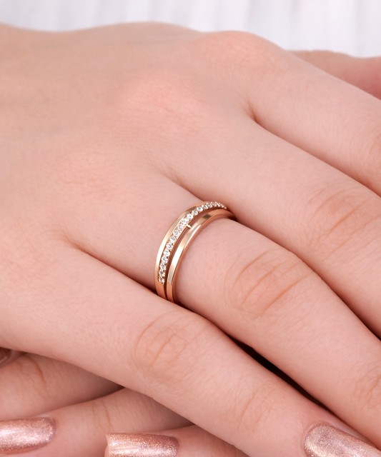 Gold ring with zircons