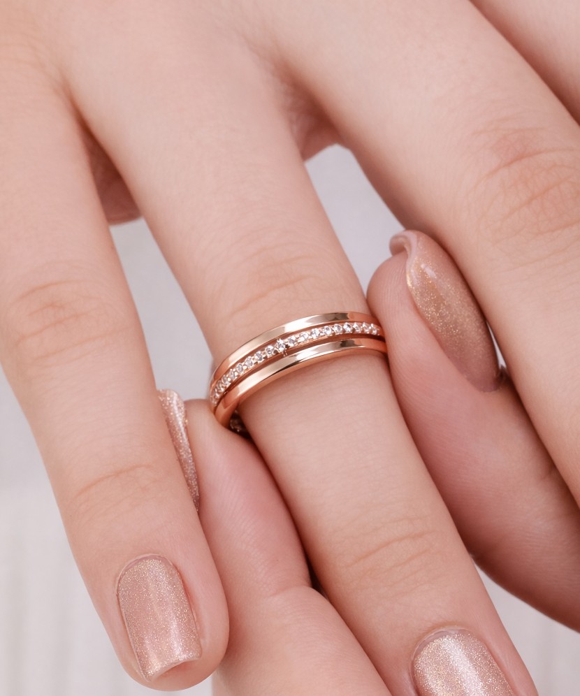 Gold ring with zircons