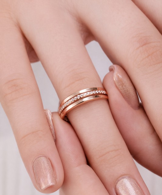 Kultasormus zirkoneilla