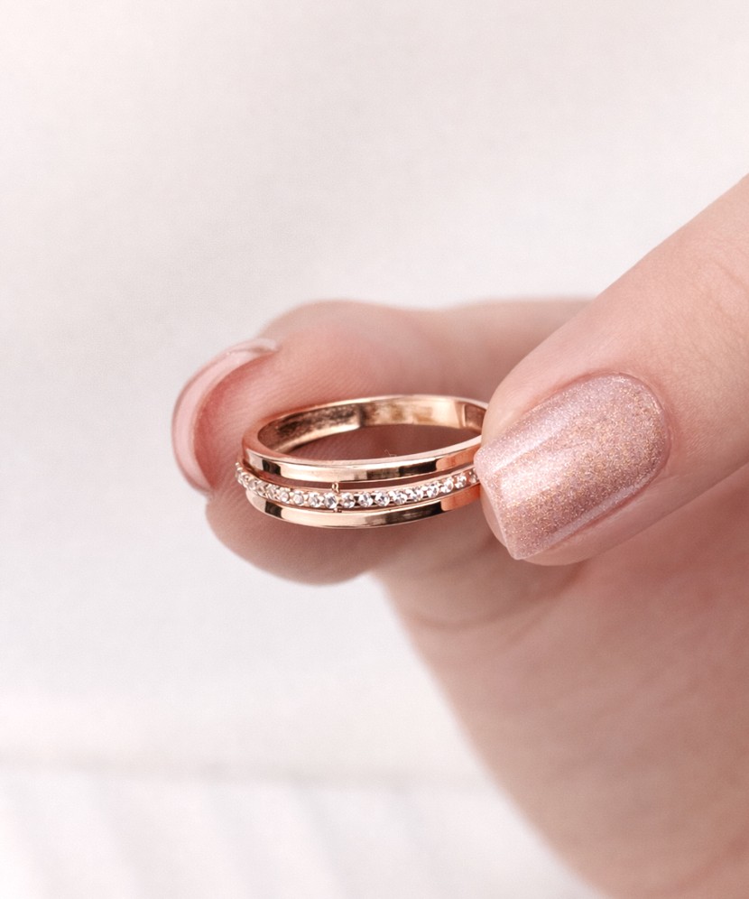 Gold ring with zircons