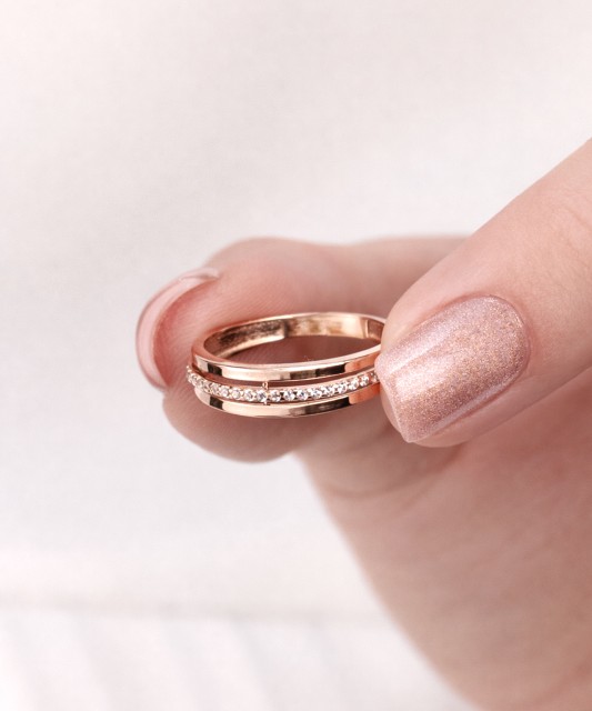 Kultasormus zirkoneilla