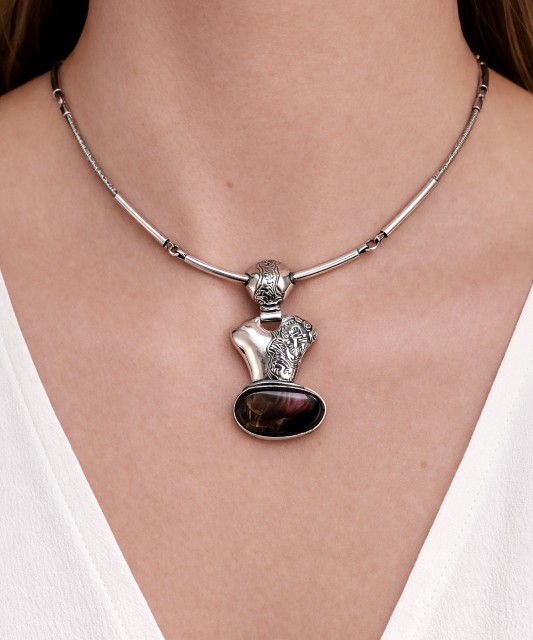 Silver necklace with labradorite pendant